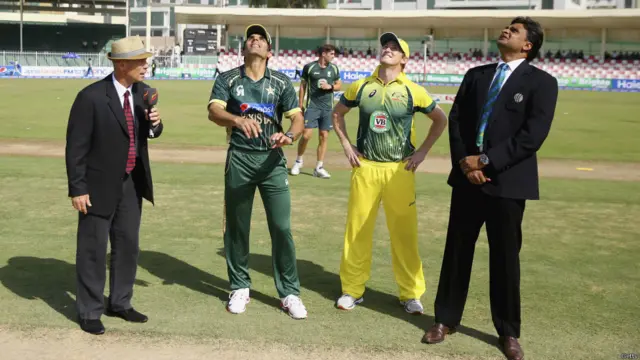 پاکستان اور آسٹریلیا کے مابین تین ایک روزہ میچوں کی سیریز کے پہلے میچ میں آسٹریلیا نے ٹاس جیت کر پہلے بیٹنگ کرنے کا فیصلہ کیا۔