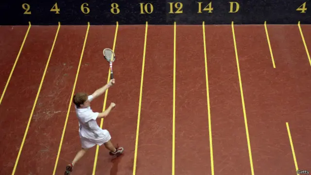 El Real Tenis, que se sigue jugando en el mundo, se práctica en canchas de pista cubierta.