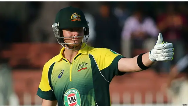 آسٹریلیا کے بلے باز سمتھ نے عمدہ بیٹنگ کرتے ہوئے 6 چوکوں اور 2 چھکوں کی مدد سے 101 رنز بنائے۔