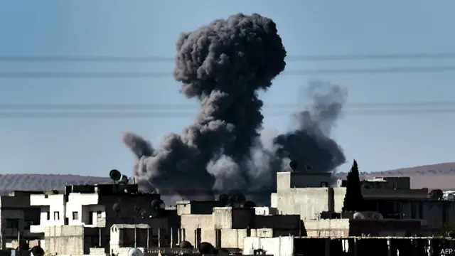 واصلت فيه طائرات التحالف الدولي المناوئ لتنظيم الدولة الإسلامية غاراتها في محيط البلدة.