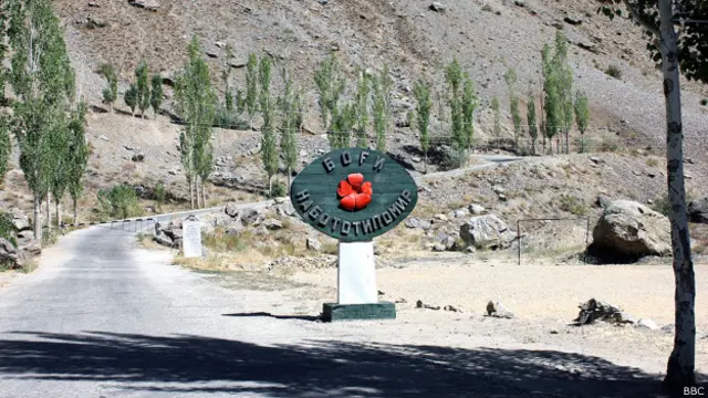 Памирский ботанический сад. Надпись у въезда.