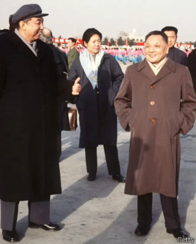 華國鋒和鄧小平。