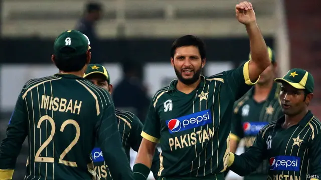 شاہد آفریدی نے 10 اوورز میں 46 رنز دے کر تین کھلاڑی آؤٹ کیے