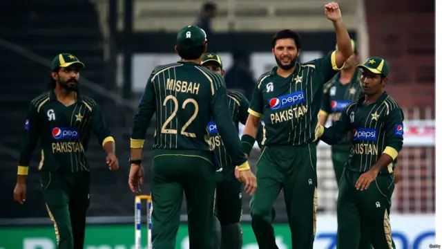 شاہد آفریدی نے43 رنز پر وارنر کو آؤٹ کیا جبکہ جارج بیلی کا ایک مشکل کیچ پکڑا۔ انھوں نے سمتھ کے علاوہ فالکنز کو آؤٹ کیا اور میچ میں تین وکٹیں حاصل کر کے سب سے نمایاں بالر رہے۔