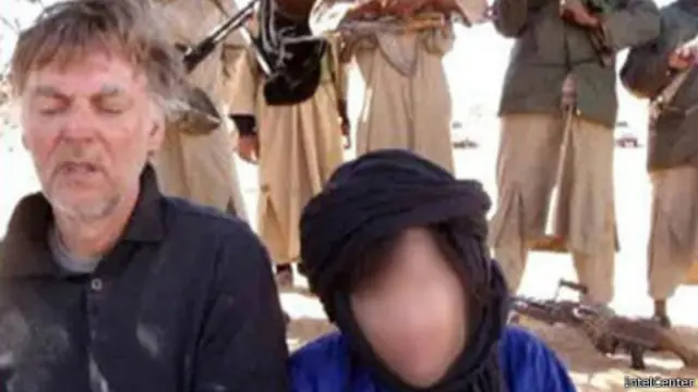 فيرنر غرينر (يسار) بجانب أحد الرهائن الآخرين الذين كانوا مختطفين لدى تنظيم القاعدة في المغرب العربي