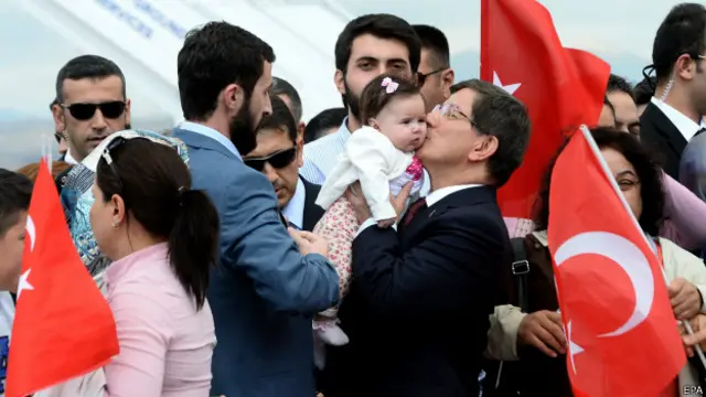 Премьер Турции с освобожденными заложниками