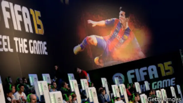 Afiche de FIFA 15 durante una feria de videojuegos