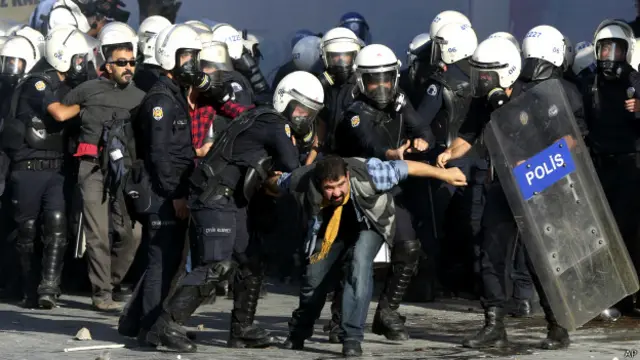 معترضان کرد در شهرهای مختلف ترکیه با پلیس درگیر شده‌اند