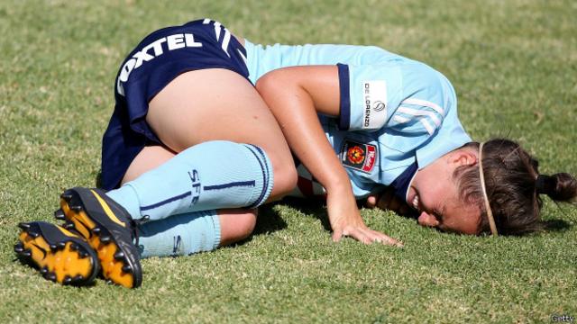 Por qué las mujeres futbolistas sufren más lesiones de rodilla que