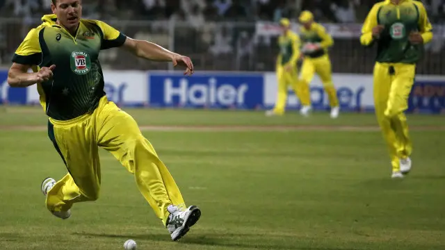 آسٹریلوی بالر گیند بچاتے ہوئے