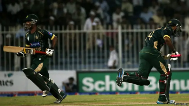 پاکستانی بلے باز اسد شفیق اور سرفراز احمد 