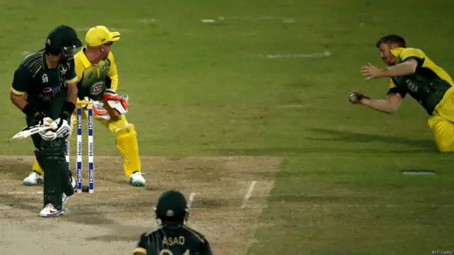 پاکستانی بیٹسمین اسد شفیق اپنے کیچ آؤٹ ہونے کا منظر دیکھ رہے ہیں