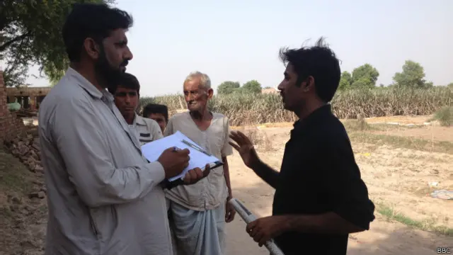 ماسٹر محمد رمضان ان استادوں میں سے ایک ہیں جنہیں سیلاب زدگان کے کوائف جمع کرنے کے کام پر مامور کیا گیا ہے