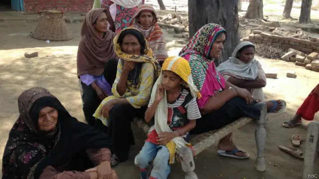 سکول کے احاطے میں سیلاب سے متاثر ہونے والے خاندانوں کو آباد کیا گیا ہے