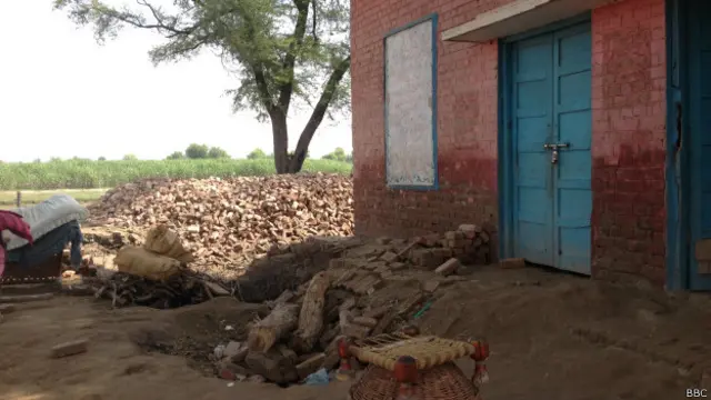 لڑکیوں کے سکول کی عمارت کے ایک طرف اینٹوں کا ڈھیر پڑا ہے جس سے سیلاب کی شدت کا اندازہ ہوتا ہے
