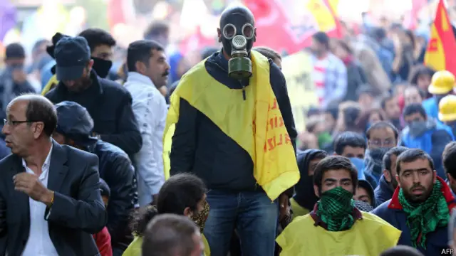 د اړدوړر ضد ترکي پولیسو پر لاریونیانو اوښلن غاز کارولی دی.