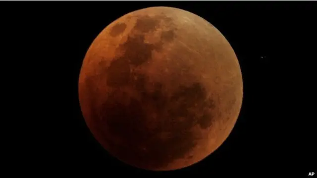 Eclipse lunar