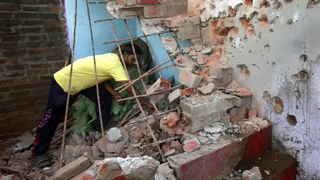 गोलीबारी से तबाह सीमा पर स्थित एक गांव का घर