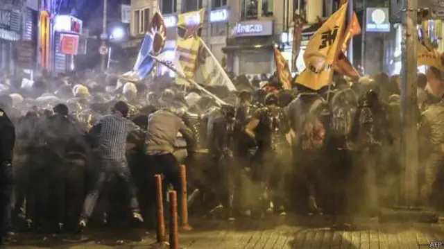 د پولیسو او لاریونیانو ترمنځ سخته اخ او ډب رامنځ ته شوی.