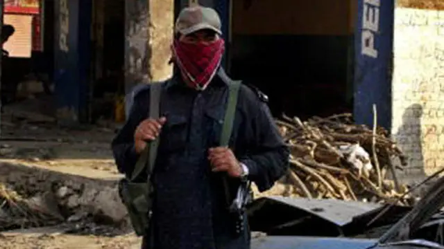 بعض مقامی ذرائع کا کہنا ہے کہ مرنے والوں میں ایک فرنٹیر کور کے اہلکار بھی شامل ہیں تاہم سرکاری طورپر اس بات کی تصدیق نہیں ہوسکی