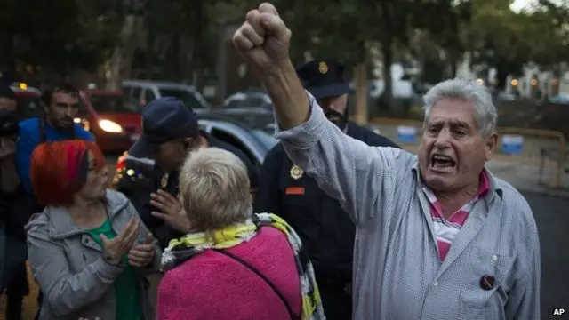 متظاهرون في مدريد يطالبون باستقالة وزيرة الصحة، متهمين إياها بالفشل في منع وصول الفيروس إلى أسبانيا.