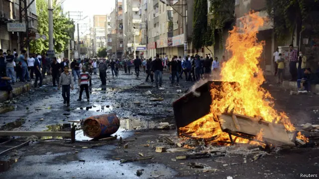 کردهای معترض می‌گویند که دولت ترکیه از داعش حمایت کرده و مانع از پیوستن داوطلبان کرد به مدافعان کوبانی شده است