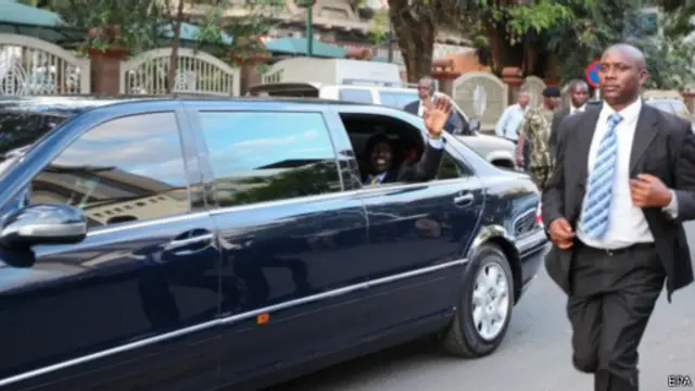 نائب كينياتا ويليام روتو (الذي يلوح بيده من السيارة) يواجه أيضا تهما مماثلة لدى المحكمة الجنائية الدولية