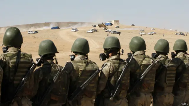 Турецкие солдаты на границе у Кобани