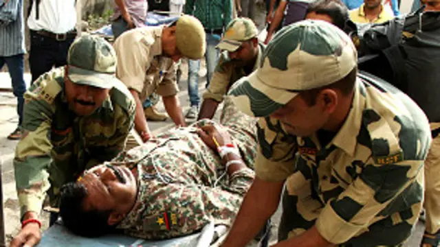 सीमापार से हो रही गोलीबारी में घायल जवान को अस्पताल ले जाते उसके साथी