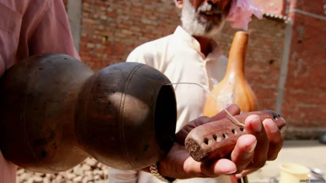 सपेरों का वाद्ययंत्र, बिसरख गांव