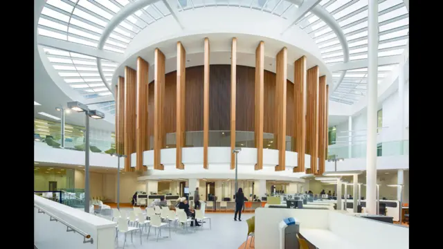 Obras premiadas vão desde sedes de administração municipal com cafés e biblioteca até sede de start-ups