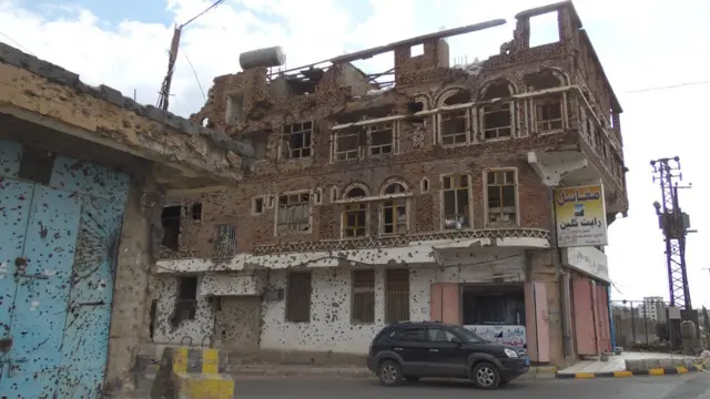 در خیابان های می توان آثار درگیری مسلحانه بین جناح های مختلف سیاسی را دید. این درگیری ها در سال ۲۰۱۱ آغاز و منجر به کنار رفتن علی عبدالله صالح از مقام ریاست جمهوری شد.