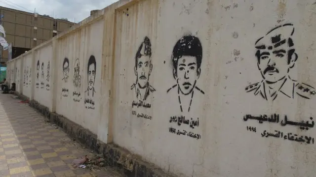 دیوارنویسی هایی که تصاویر کسانی را نشان می دهد که در طول زمامداری ۳۳ ساله آقای صالح ناپدید شده اند.