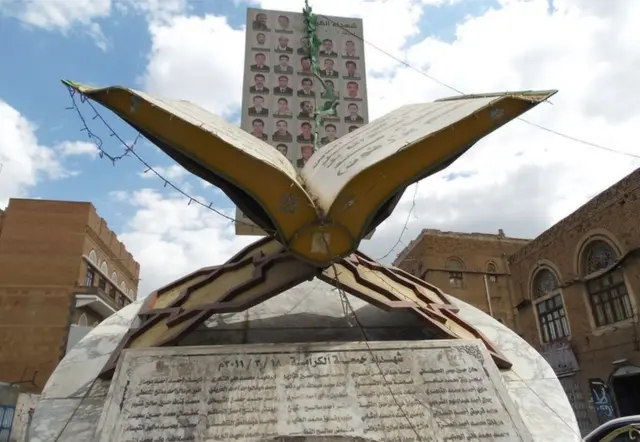 بنای یادبود کشته شدگان در ۱۸ مارس ۲۰۱۱ در صنعا. این روز به عنوان نقطه عطفی در قیام علیه آقای صالح به شمار می آید که طی آن بیش از ۵۰ نفر کشته و صدها نفر مجروح شدند. 