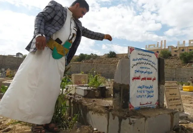 مردی بر سر مزار پدرش برای کبوترها دانه می پاشد. بنا به باور عمومی در یمن، این کار سبب آمرزش روح مرده می شود. 
