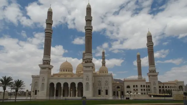 مسجد صالح که بزرگترین مسجد در یمن است در سال ۲۰۰۸ افتتاح شد. هزینه بسیار زیاد صرف شده برای ساخت این مسجد (۶۰ میلیون دلار) بحث های گسترده ای را برانگیخت. در یمن نیمی از جمعیت با درآمدی کمتر از دو دلار در روز زندگی می کنند. 