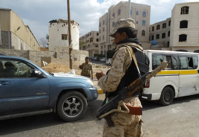 مکان های ایست و بازرسی در فاصله های چندکیلومتری از هم هستند. ماه گذشته درگیری های خشونت باری بین نیروهای دولتی و شیعه‌های حوثی رخ داد. آنها خواستار بازگرداندن یارانه سوخت بودند. 