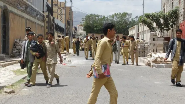 بچه ها در راه مدرسه در منطقه ای در جنوب غربی صنعا