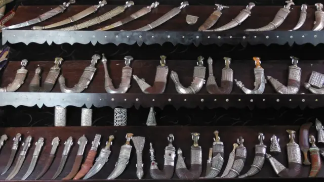 جنبیه، خنجرهای منحنی و دست سازی هستند که تقریبا همه مردان با خود همراه دارند. این خنجر به کمربند وصل می شود و در رقص های از آن سنتی استفاده می شود. گاهی هم در دعواها، به عنوان سلاح به کار می رود. 