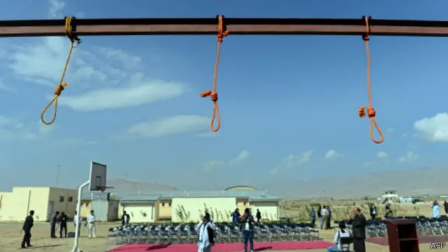 که څه هم لومړی خبریالان د اعدام ځای ته ورغوښتل شوي وو، خو رسنیو ته یې د اعدام د مراسمو د ژوندي پوښښ اجازه ورنه کړه