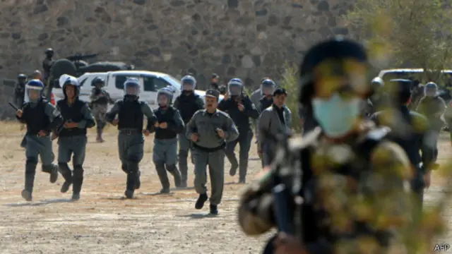 د اعدام پرمهال څرخي پله او شاوخوا کې ګڼ پولیس ځای پرځای شوي وو