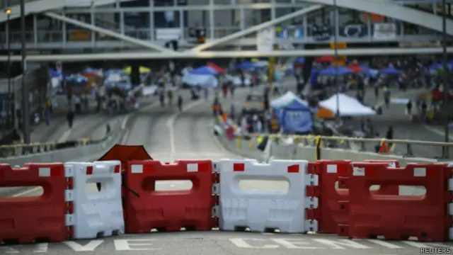 香港“占领中环”行动参与者在金钟夏悫道放置的路障（8/10/2014）