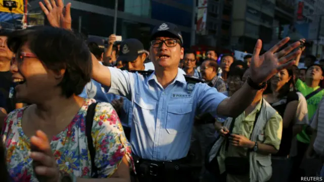 香港「佔領中環」旺角示威區警員分隔意見相左人員（8/10/2014）