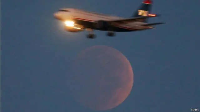 Літак на тлі затемнення у Вашингтоні