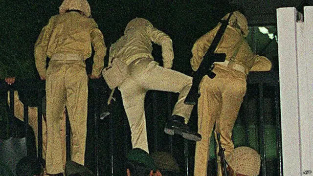 پاکستان ٹیلی ویژن کے گیٹ کو پھلانگ کر فوجی اندر داخل ہوئے