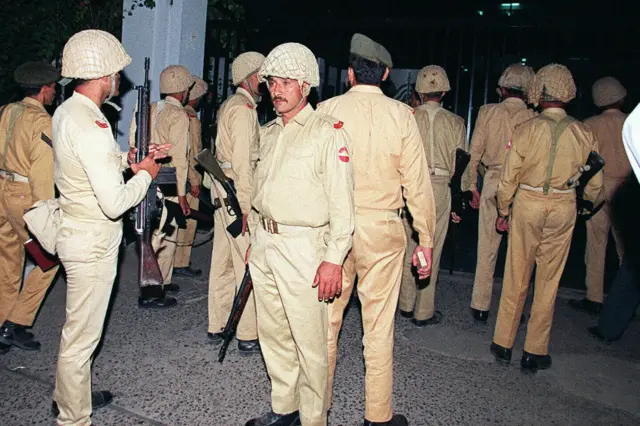 فوج نے چند ہی گھنٹوں میں اسلام آباد کی اہم عمارتوں پر قبضہ کر لیا