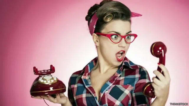 Mujer recibe una llamada telefónica escandalosa