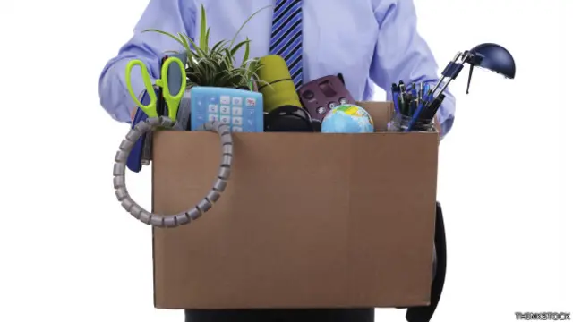 Empleado se lleva una caja con sus pertenencias