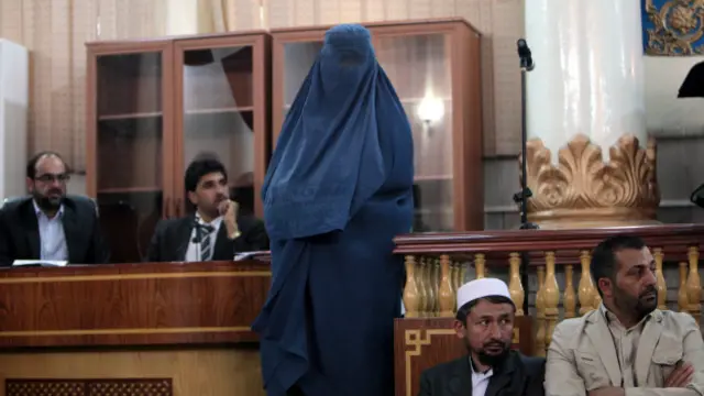 Satu dari lima orang korban saat sidang pengadilan perkosaan bergerombol itu.