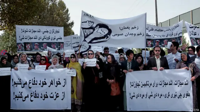 Setiap sidang selalu dihadiri warga yang marah terhadap kasus itu.